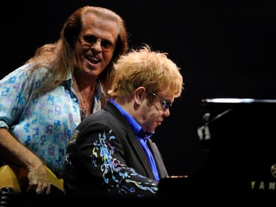 Baixista de Elton John encontrado morto - TVI