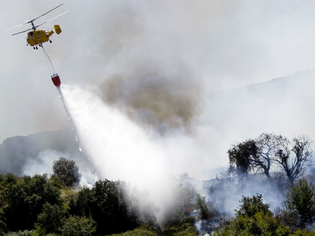 Bombeiros combatem chamas em Adanaia (Rodrigo Baptista/LUSA)