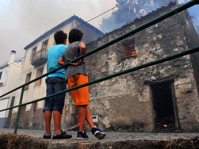 Seia: habitantes de aldeia passam noite no lar para fugir ao fogo - TVI