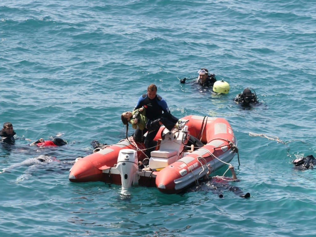 Dezenas de mortos em naufrágio de barcos com imigrantes ilegais (Reuters)