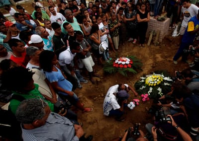 Seis jovens encontrados mortos em favela do Rio de Janeiro - TVI
