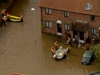Reino Unido: dois mortos e cidade quase submersa - TVI