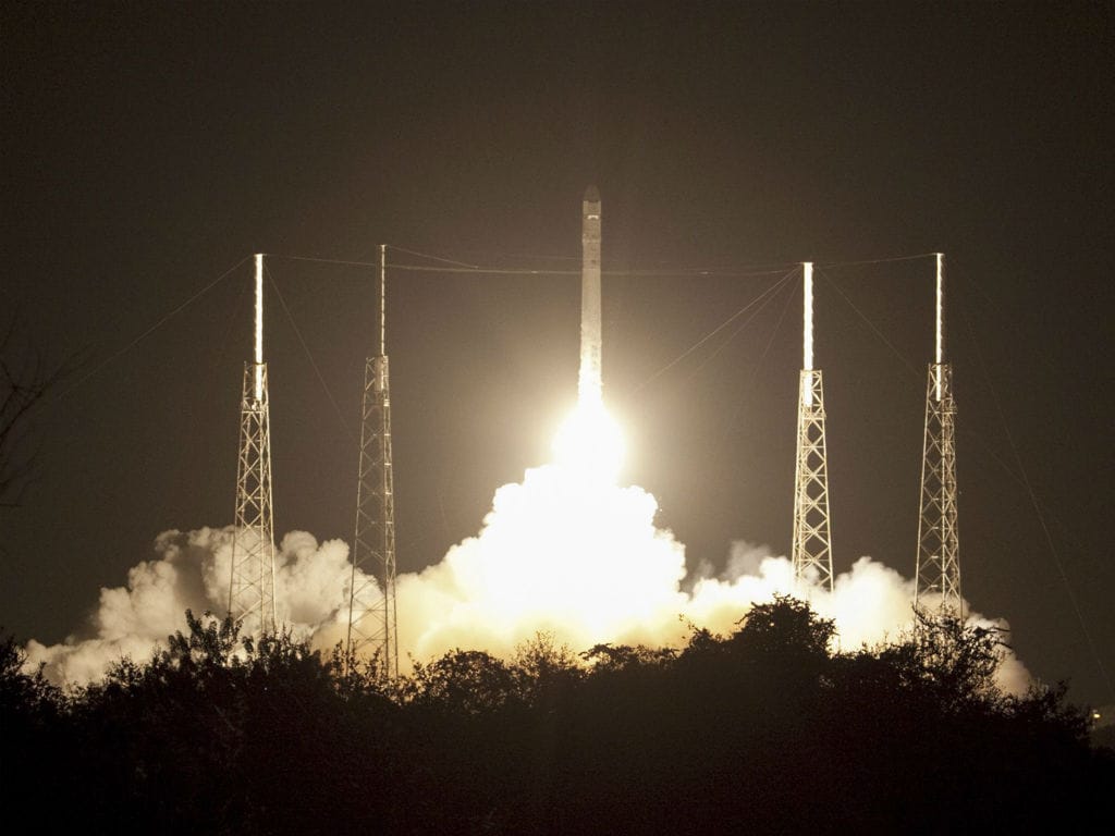 Primeiro foguetão contratado a privados abaste estação espacial (EPA/SpaceX)