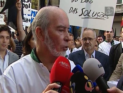 Farmácias mostram o luto pelas ruas de Lisboa - TVI