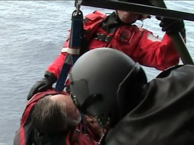 Força Aérea enfrenta mar para resgatar britânico - TVI