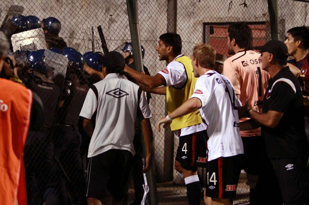 Confusão em jogo entre o Cerro Porteno e o Colón (Reuters/Jorge Adorno)