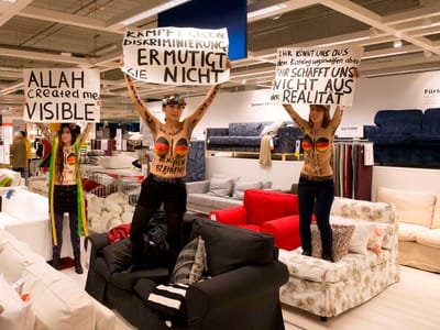 Protestam semi-nuas em cima dos sofás - TVI