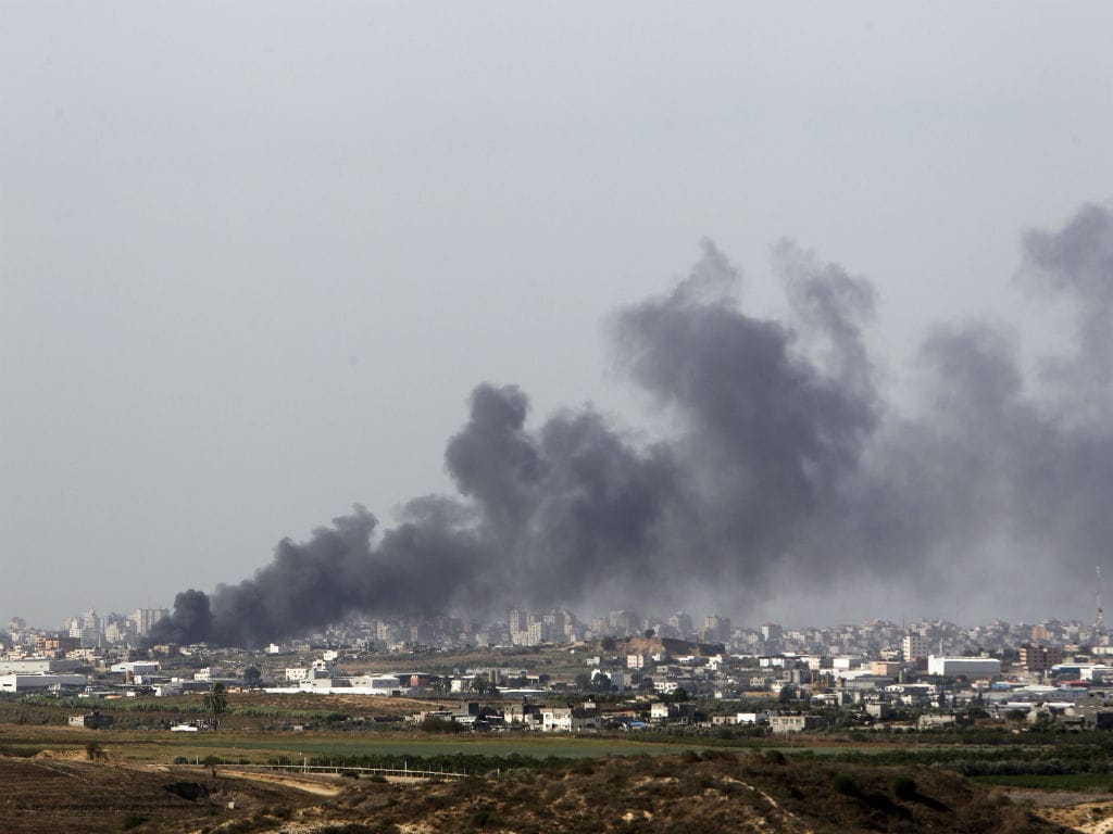 Imagem após um ataque à cidade de Gaza (Ronen Zvulun/Reuters)