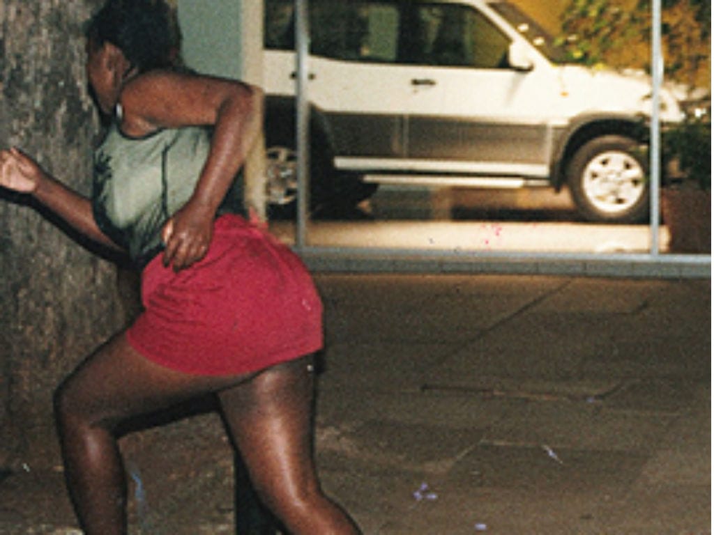 Prostituta fica assustada com tamanho do pênis de um cliente e foge (Nairobi Wire)