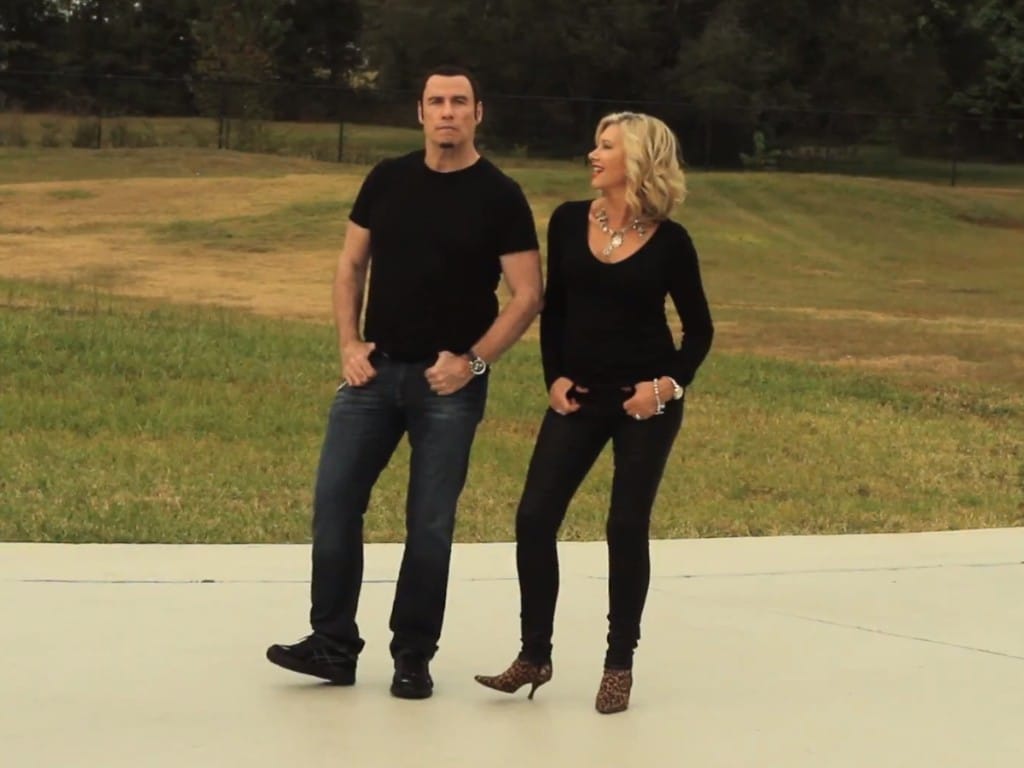 John Travolta e Olivia Newton-John no vídeo de «I Think You Might Like It»