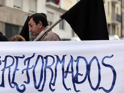 Reformados entregam petição contra o OE com 13 mil assinaturas - TVI