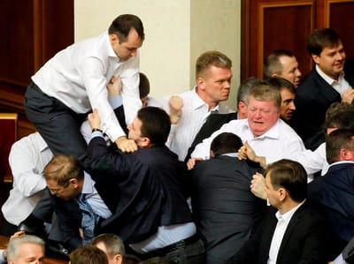 Deputados ucranianos em cenas de pancadaria (outra vez) - TVI