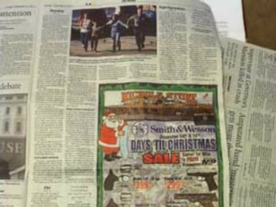 Jornal publica anúncio de armas ao lado de artigo de massacre - TVI