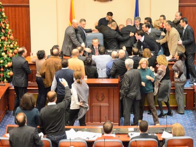 Pancadaria dentro e fora do parlamento da Macedónia - TVI