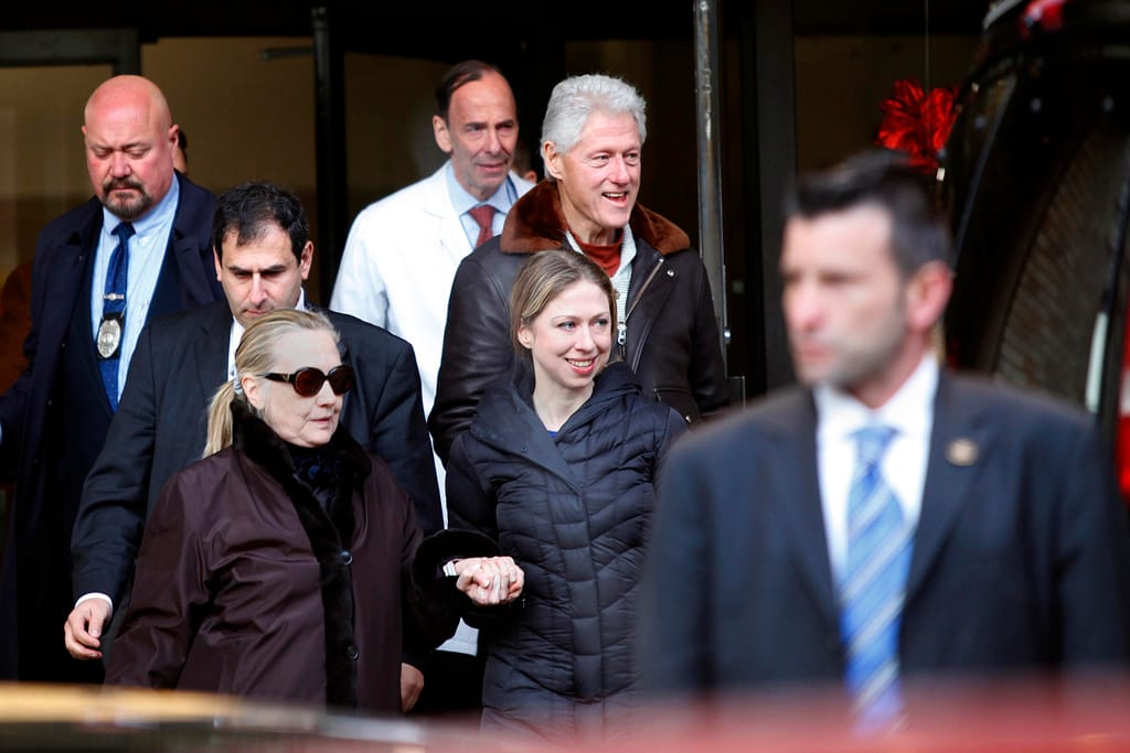 Com o marido Bill e a filha Chelsea - Hillary Clinton deixa o hospital Foto: Reuters