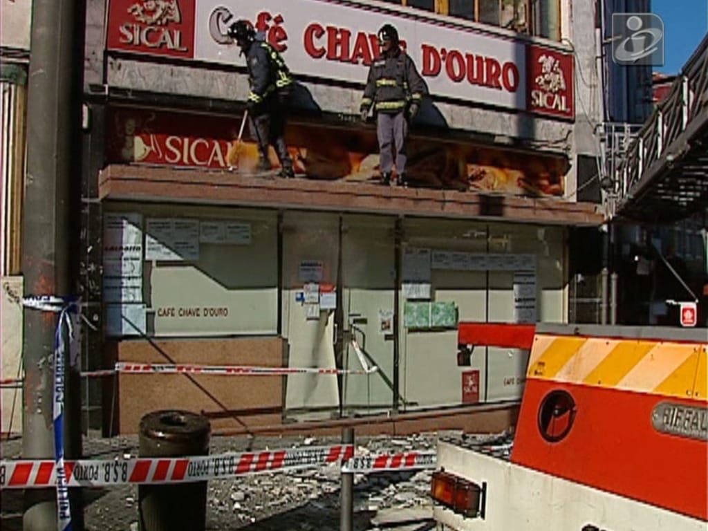 Queda de fachada de prédio faz um ferido no Porto