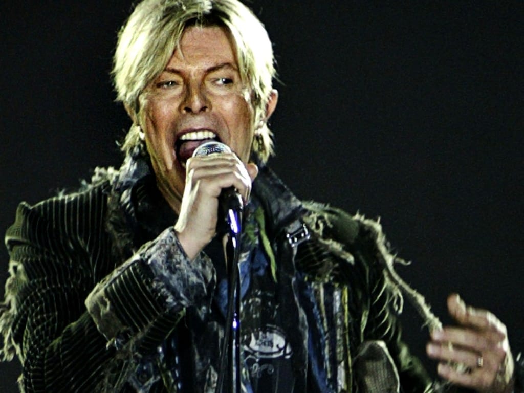 David Bowie em concerto em Praga, em 2004 (REUTERS/David W Cerny)