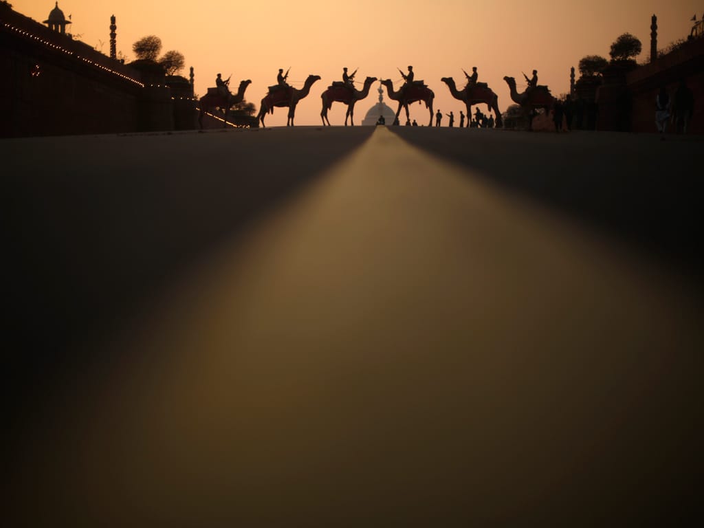 Camelos atravessam uma estrada na Índia (Reuters)