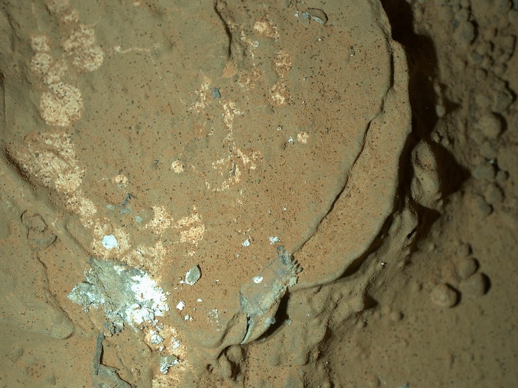 Curiosity faz imagem noturna do solo de Marte. Fotografia da rocha foi tirada à noite na cratera marciana, informa a Nasa