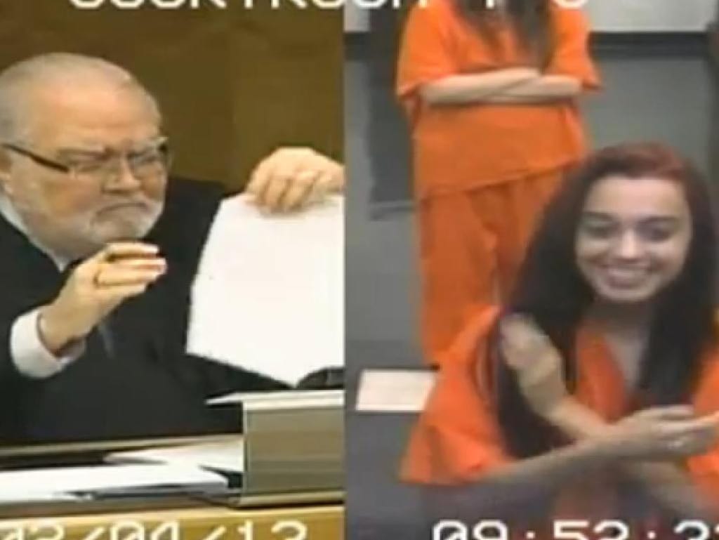 Jovem de 18 anos mostra «o dedo» a juiz e vai presa