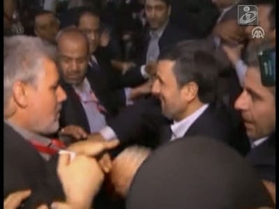 Homem atira sapato contra Ahmadinejad - TVI