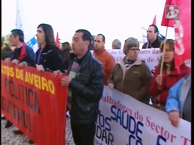 Manifestantes recebem Passos com apupos e insultos - TVI