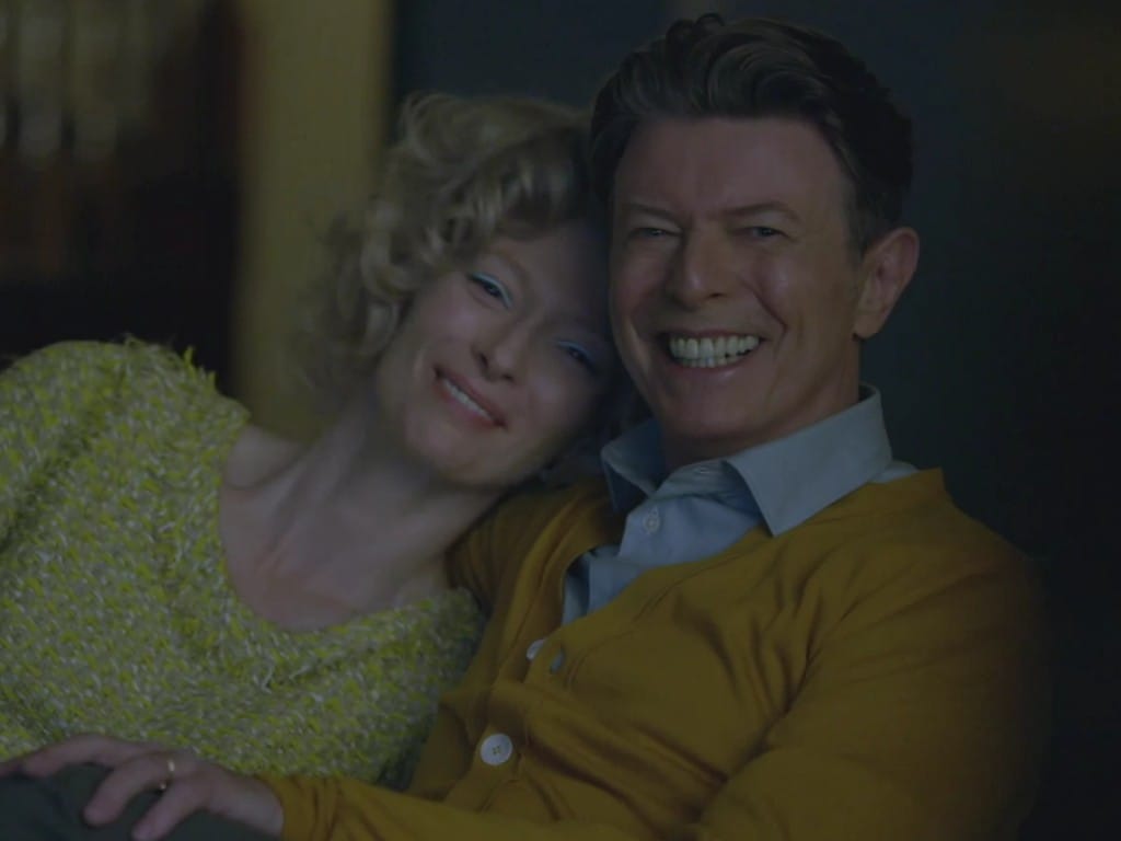 Tilda Swinton e David Bowie no vídeo de «The Stars (Are Out Tonight)»