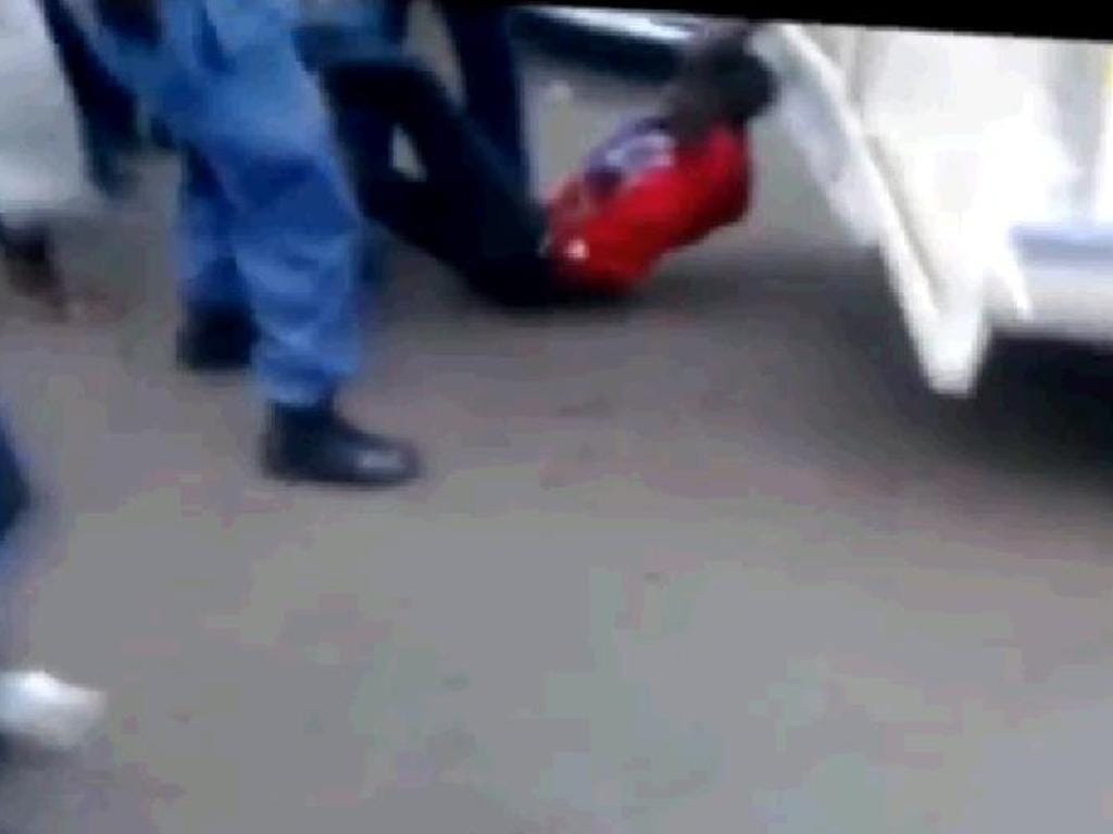 Taxista moçambicano arrastado por carro da polícia na África do Sul