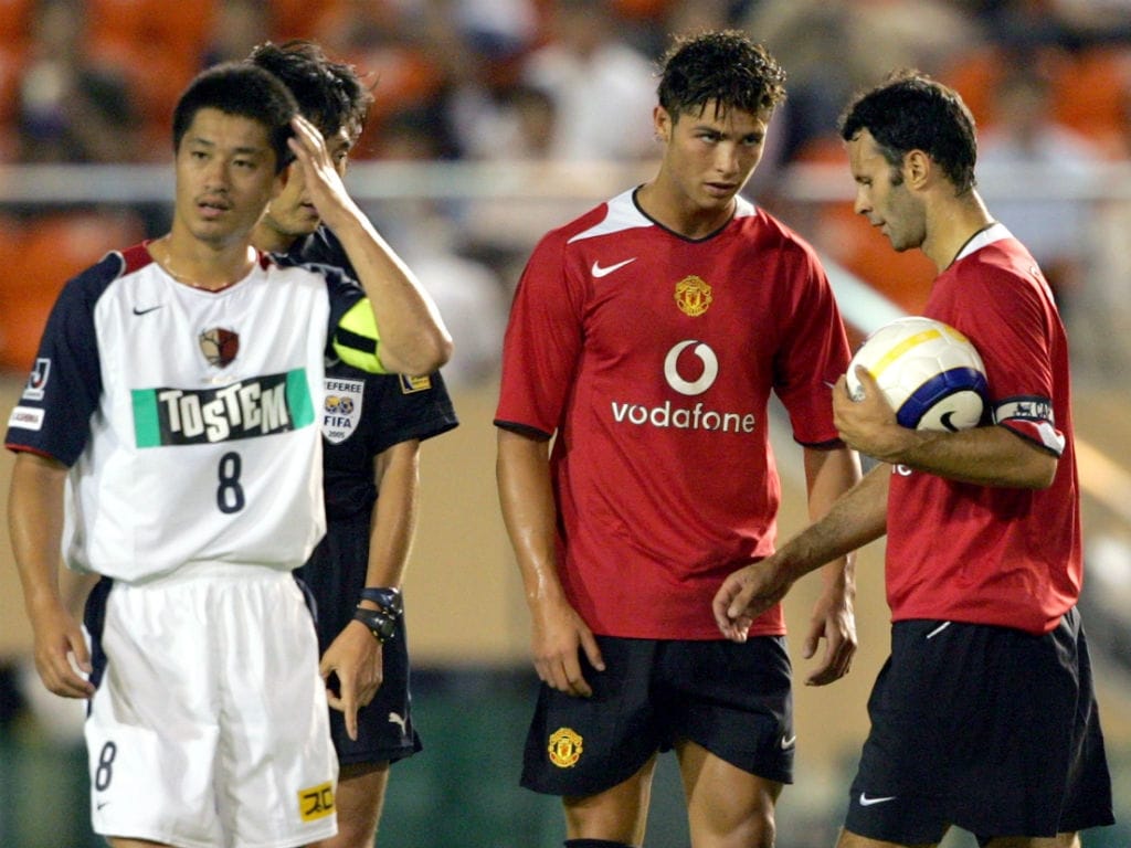 Ronaldo e Giggs (REUTERS/Kimimasa Mayama)