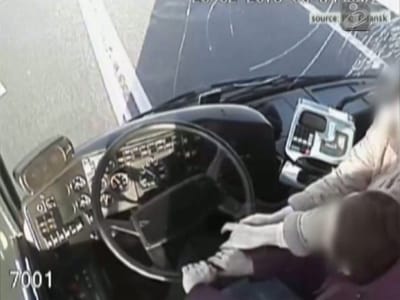 Motorista desmaia e passageiros tentam dominar autocarro - TVI