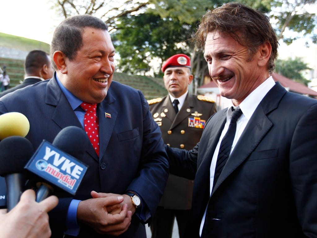 Hugo Chávez e o amigo Sean Penn, em 2012 (Reuters)