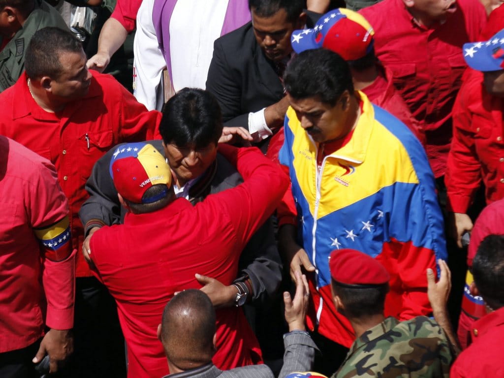 Evo Morales e Nicolás Maduro no cortejo fúnebre de Hugo Chávez (Foto Lusa/EPA)