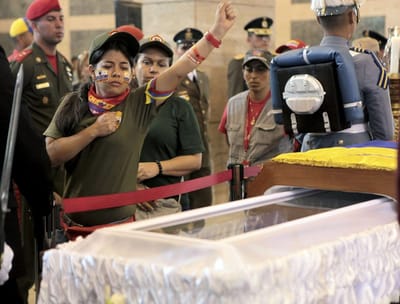 Milhares esperam horas para ver o corpo de Chávez - TVI