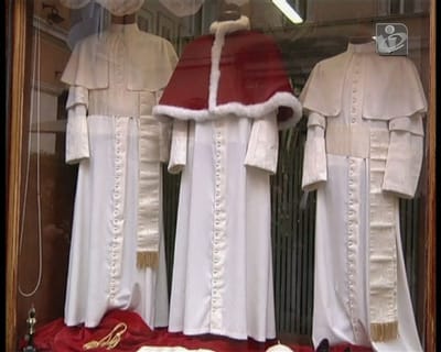 Alfaiataria do Papa preparou três tamanhos da batina branca - TVI