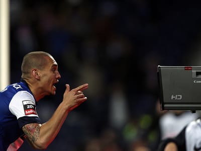 FC Porto: Maicon refeito do susto com a filha no avião - TVI