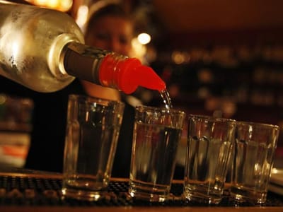 Governo quer proibir consumo de álcool nas ruas a partir das 02:00 - TVI