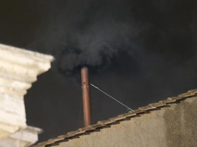 Conclave: conheça o segredo do fumo branco e negro - TVI