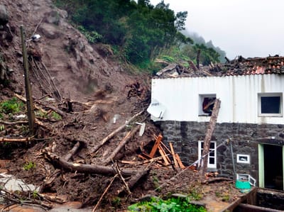 Mau tempo: desalojados dos Açores começam a regressar a casa - TVI