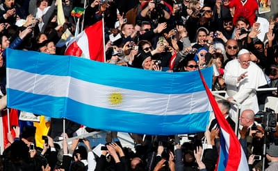 Emigrante argentino em protesto na Praça de São Pedro - TVI