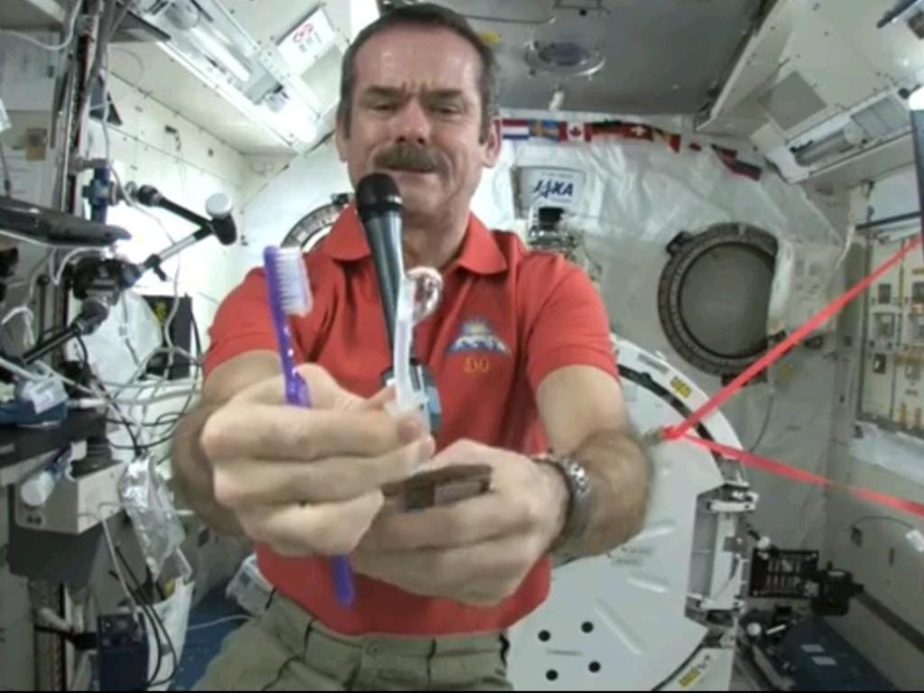 Astronauta mostra como se lavam os dentes no espaço (Youtube)