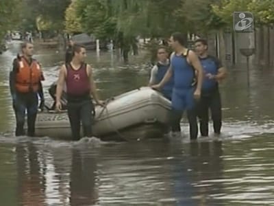 Chuva surpresa mata 35 pessoas na Argentina - TVI