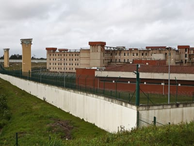 Covid-19: três casos positivos na prisão da Carregueira - TVI