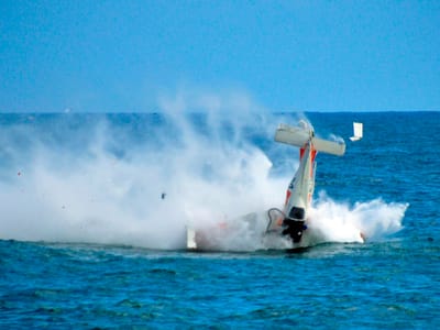 Imagens mostram avioneta a cair no mar - TVI