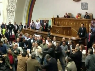 Venezuela: deputados opositores agredidos no parlamento - TVI