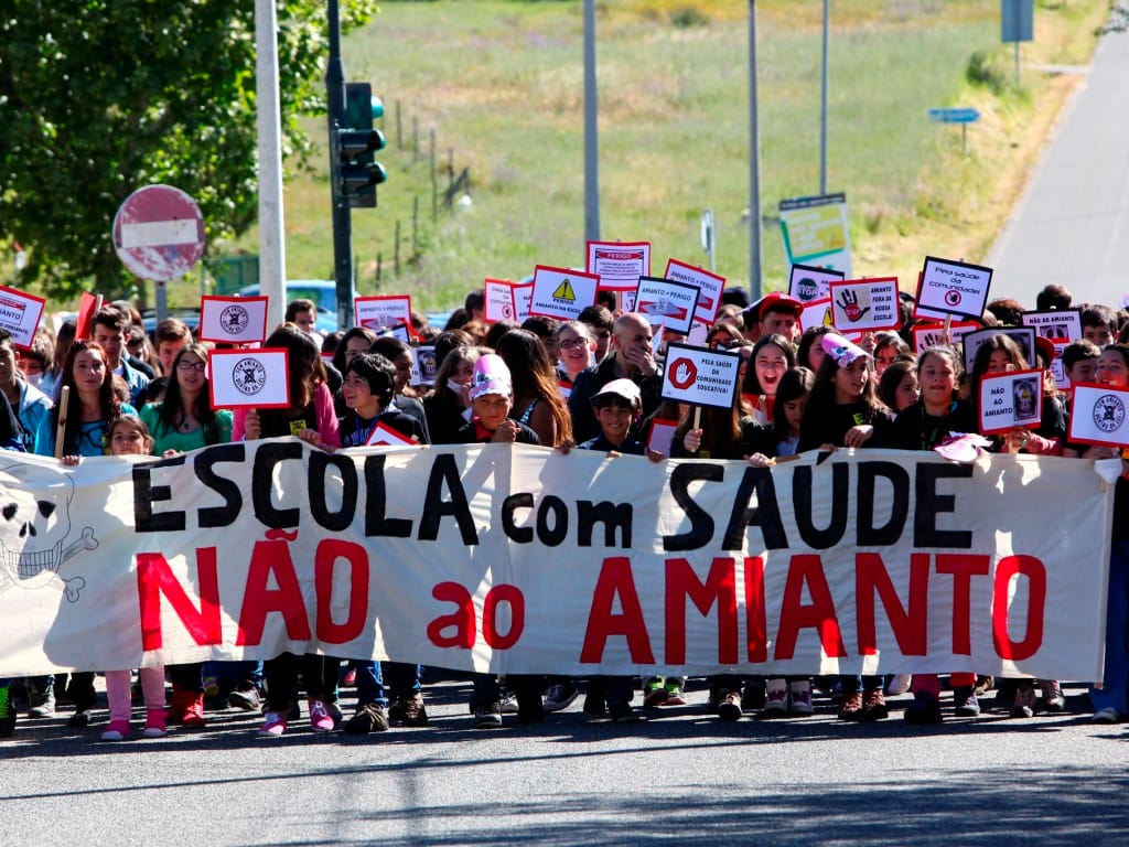 Protesto contra amianto na escola [LUSA]