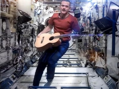 Astronauta canta David Bowie no espaço - TVI