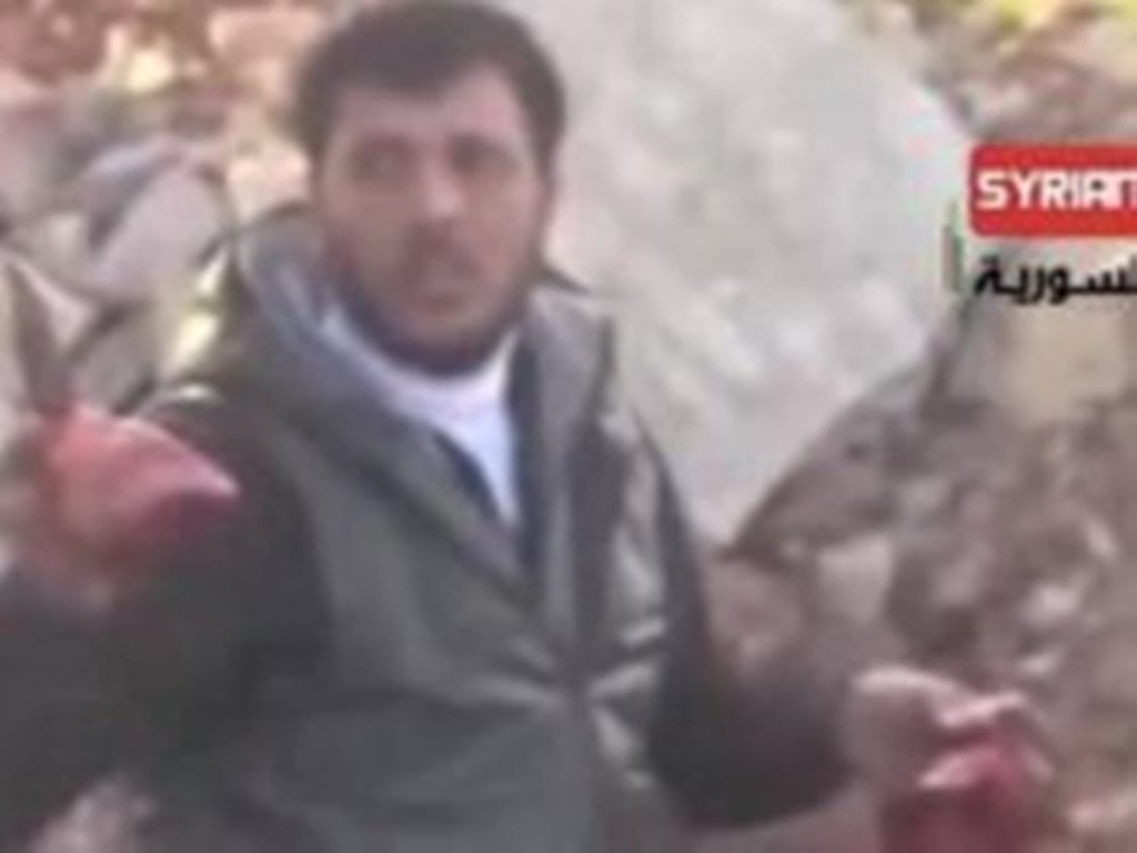 Rebelde sírio arranca coração de inimigo (Youtube)