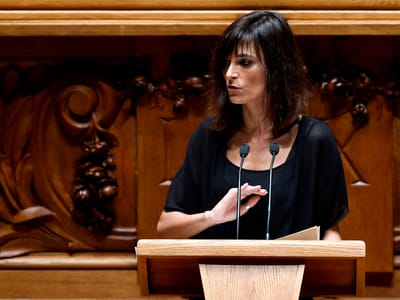Deputada Isabel Moreira chama «traidor» a Cavaco - TVI