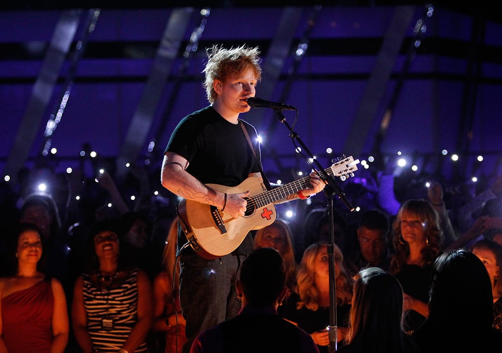 Ed Sheeran nos American Music Awards (Foto: Reuters)