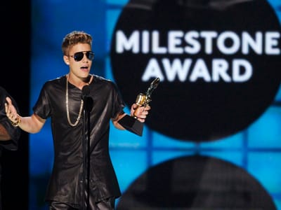 Billboard Awards: Bieber vaiado, Miguel aterra em cima de fã - TVI